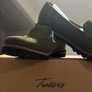 Trotters Women's Olive Flats